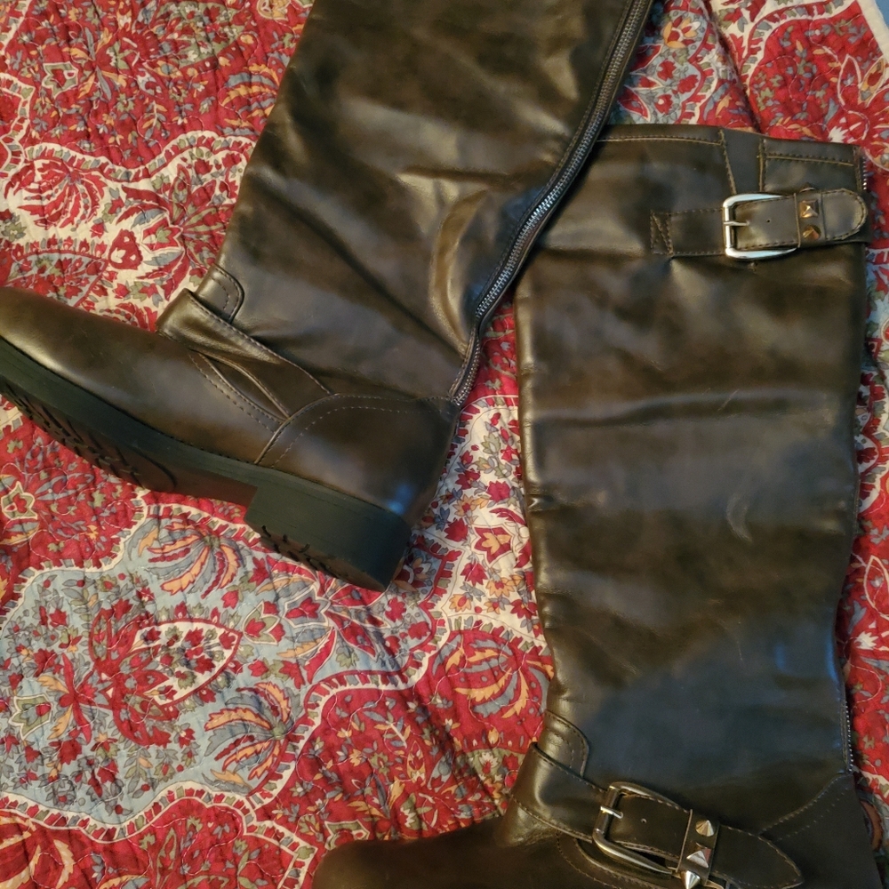 Boots - Picture 3 of 3